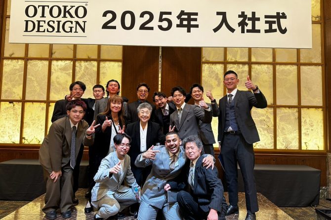 入社式で決起する社員たち