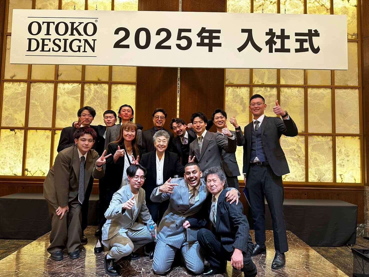 入社式で決起する社員たち