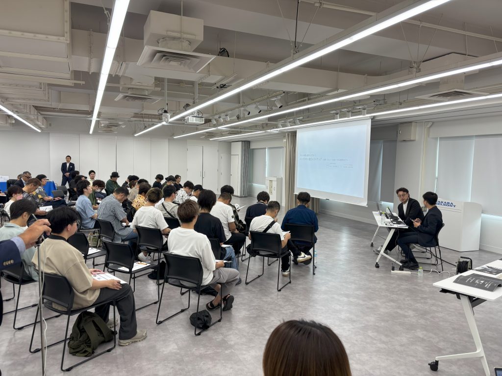 経営セミナー開催する様子